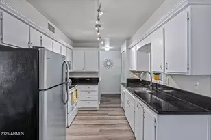 10114 W Royal Oak Rd, Sun City, AZ 85351 - Photo 11