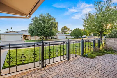 10114 W Royal Oak Road, Sun City, AZ 85351 - Photo 3