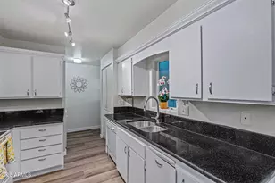 10114 W Royal Oak Rd, Sun City, AZ 85351 - Photo 13