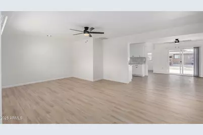 10076 W Peoria Avenue, Sun City, AZ 85351 - Photo 9