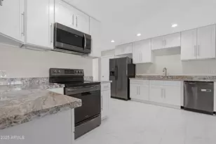 3001 N 43rd Pl, Phoenix, AZ 85018 - Photo 15