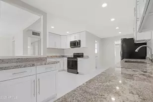 3001 N 43rd Pl, Phoenix, AZ 85018 - Photo 13