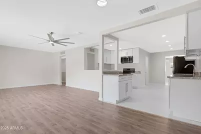 3001 N 43rd Place, Phoenix, AZ 85018 - Photo 11