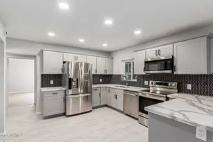 3336 E Earll Dr, Phoenix, AZ 85018 - Photo 11