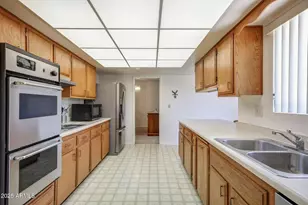 10415 W Camelot Cir, Sun City, AZ 85351 - Photo 13