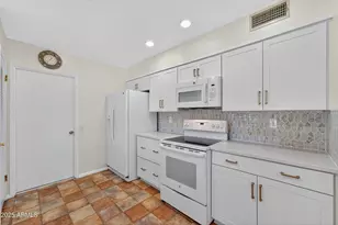 9821 W Pleasant Valley Rd, Sun City, AZ 85351 - Photo 15