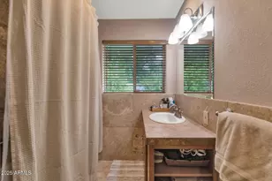 3009 N 43rd Pl, Phoenix, AZ 85018 - Photo 11