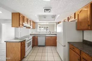 8435 N 104th Dr, Peoria, AZ 85345 - Photo 11