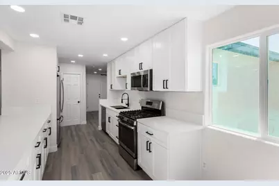 5706 W Sells Circle, Phoenix, AZ 85031 - Photo 9