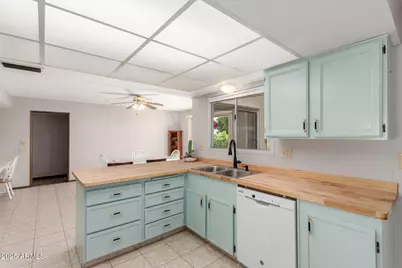 10609 W Concho Circle, Sun City, AZ 85373 - Photo 11