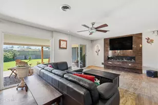 19 E Canterbury Ct, Phoenix, AZ 85022 - Photo 9