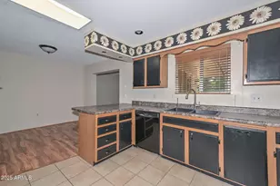 10643 W Roundelay Cir, Sun City, AZ 85351 - Photo 9