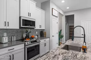 12090 W Peak View Rd, Peoria, AZ 85383 - Photo 11