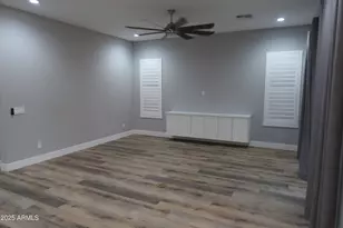 2852 E Robin Ln E, Phoenix, AZ 85050 - Photo 9