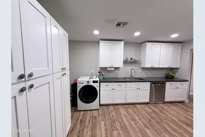 5821 W Clarendon Avenue, Phoenix, AZ 85031 - Photo 5