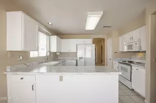 10622 W Mohawk Ln, Peoria, AZ 85382 - Photo 5