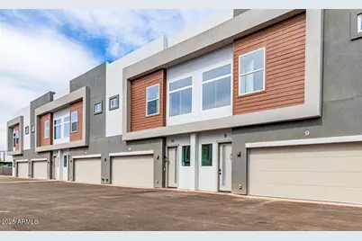 3109 N 39th Street #09, Phoenix, AZ 85018 - Photo 1