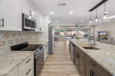 11052 W Meade Drive, Sun City, AZ 85351 - Photo 9