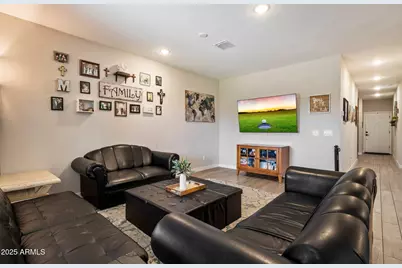 2753 E Fossil Ridge Road, Phoenix, AZ 85050 - Photo 7