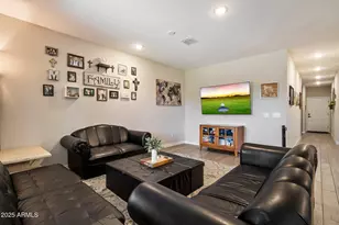 2753 E Fossil Rdg Rd, Phoenix, AZ 85050 - Photo 7