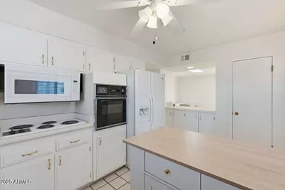 11234 N Coggins Drive, Sun City, AZ 85351 - Photo 17