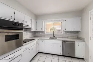 13810 N Kaanapali Dr, Sun City, AZ 85351 - Photo 5