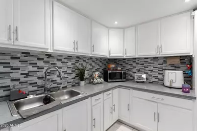 7136 W Westview Drive, Phoenix, AZ 85033 - Photo 7