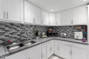 7136 W Westview Dr, Phoenix, AZ 85033 - Photo 7