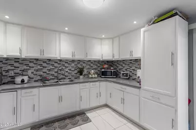 7136 W Westview Drive, Phoenix, AZ 85033 - Photo 9