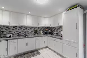 7136 W Westview Dr, Phoenix, AZ 85033 - Photo 9