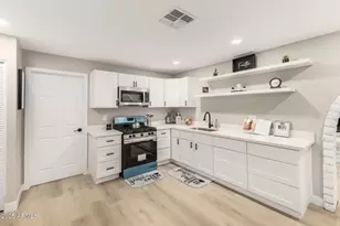 2011 N 51st Dr, Phoenix, AZ 85035 - Photo 15