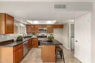 8056 N 31st Ln, Phoenix, AZ 85051 - Photo 9