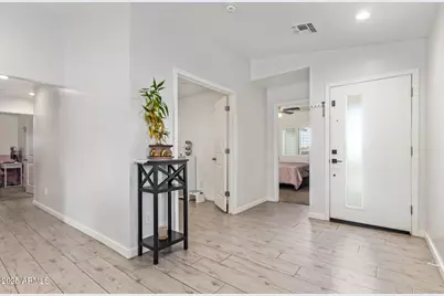 723 E Desert Drive S, Phoenix, AZ 85042 - Photo 9