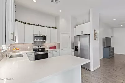 723 E Desert Drive S, Phoenix, AZ 85042 - Photo 15