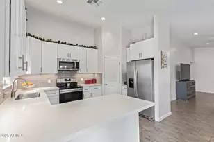 723 E Desert Dr S, Phoenix, AZ 85042 - Photo 15