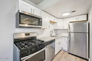 2931 N 38th St, Phoenix, AZ 85018 - Photo 1