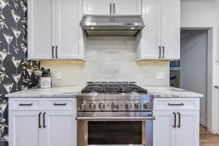 215 E Orange Dr, Phoenix, AZ 85012 - Photo 15