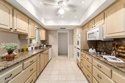 10439 W Kingswood Circle, Sun City, AZ 85351 - Photo 17