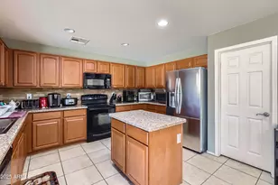 18182 W Desert Ln, Surprise, AZ 85388 - Photo 11
