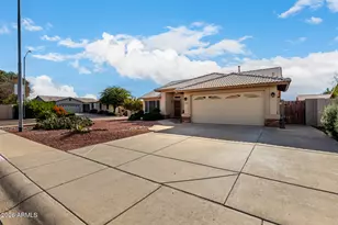 10813 W Wikieup Ln, Peoria, AZ 85373 - Photo 3