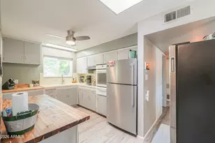 10530 W Desert Hills Ct, Sun City, AZ 85351 - Photo 7