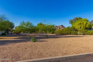 811 E Eugie Ave, Phoenix, AZ 85022 - Photo 29