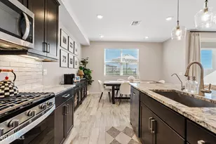 21023 N 58th Way, Phoenix, AZ 85054 - Photo 11