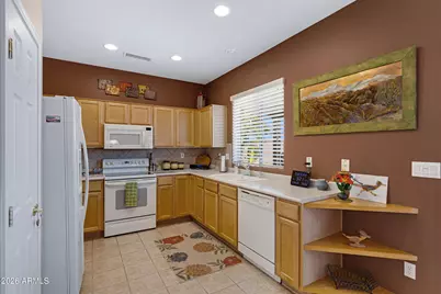 19253 N Hunters Run, Surprise, AZ 85387 - Photo 11