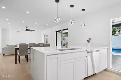 342 E Orangewood Avenue, Phoenix, AZ 85020 - Photo 15