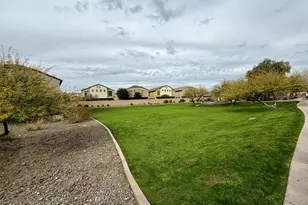 2725 E Mine Creek Rd, Phoenix, AZ 85024 - Photo 13