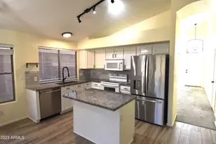 10230 W Country Club Trail, Peoria, AZ 85383 - Photo 9