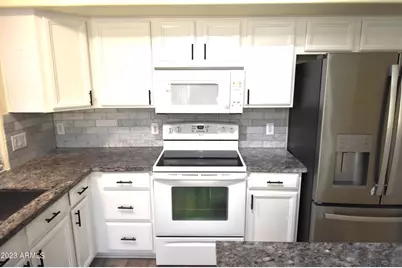 10230 W Country Club Trail, Peoria, AZ 85383 - Photo 11