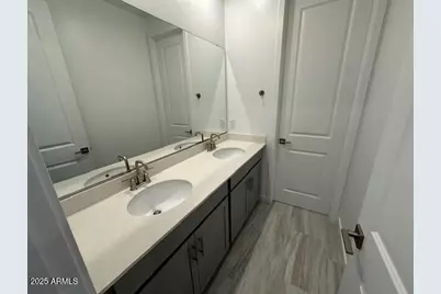 10223 S 20th Lane, Phoenix, AZ 85041 - Photo 11