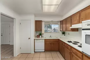 10726 W Camelot Cir, Sun City, AZ 85351 - Photo 9